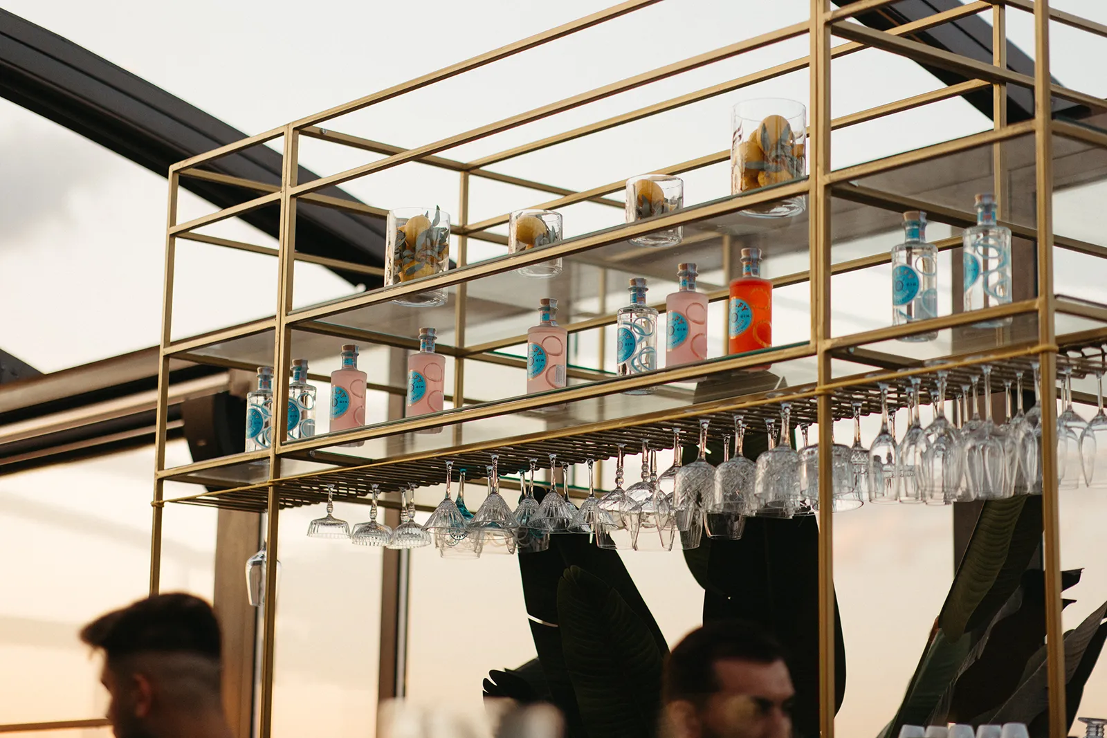 Detaliu de bar — structură din alamă și pahare