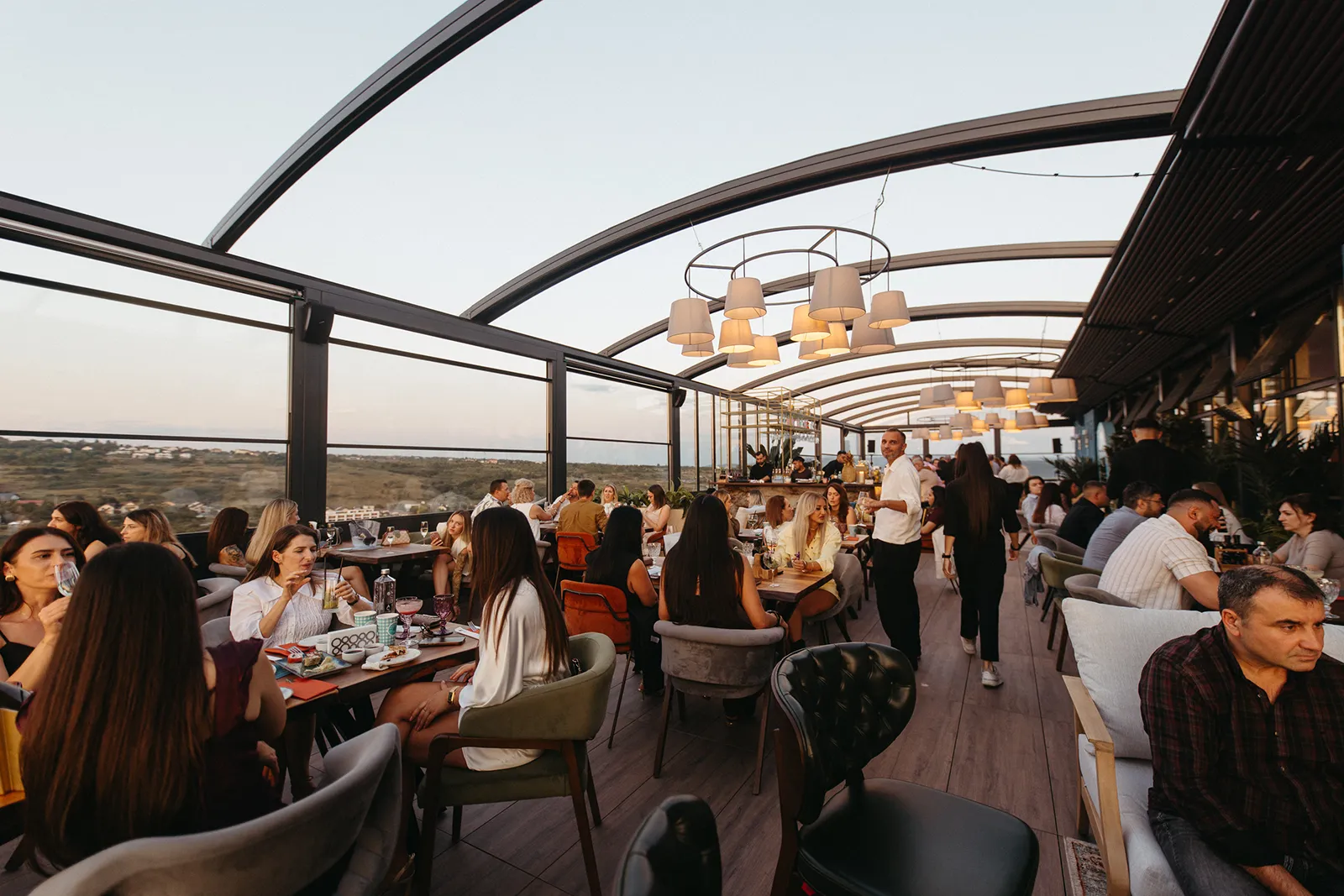 Rooftop-ul El Mirador la apus, plin de oaspeți