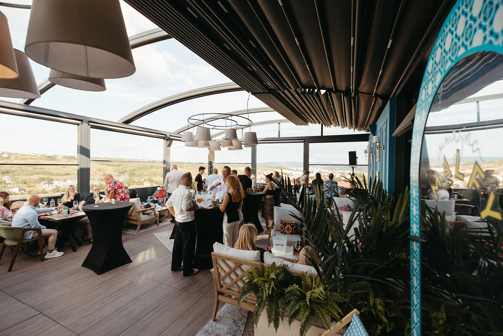 Întâlnire corporate pe rooftop